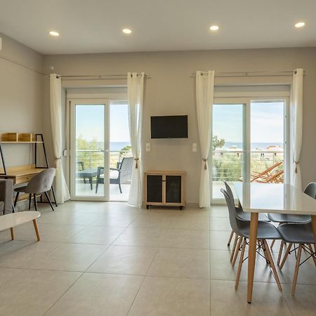 Blue Waves Luxury Suites By The Sea Plomari Exterior foto