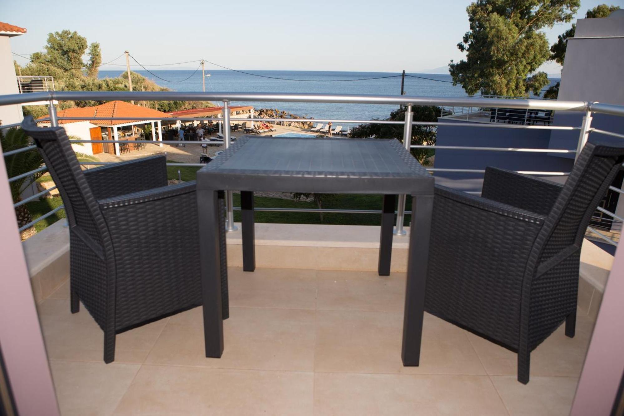 Blue Waves Luxury Suites By The Sea Plomari Exterior foto